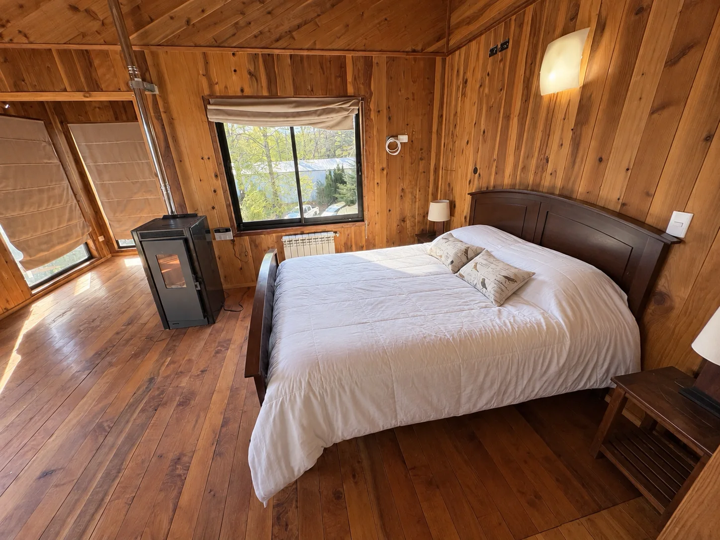 Dormitorio matrimonial de madera con luz natural