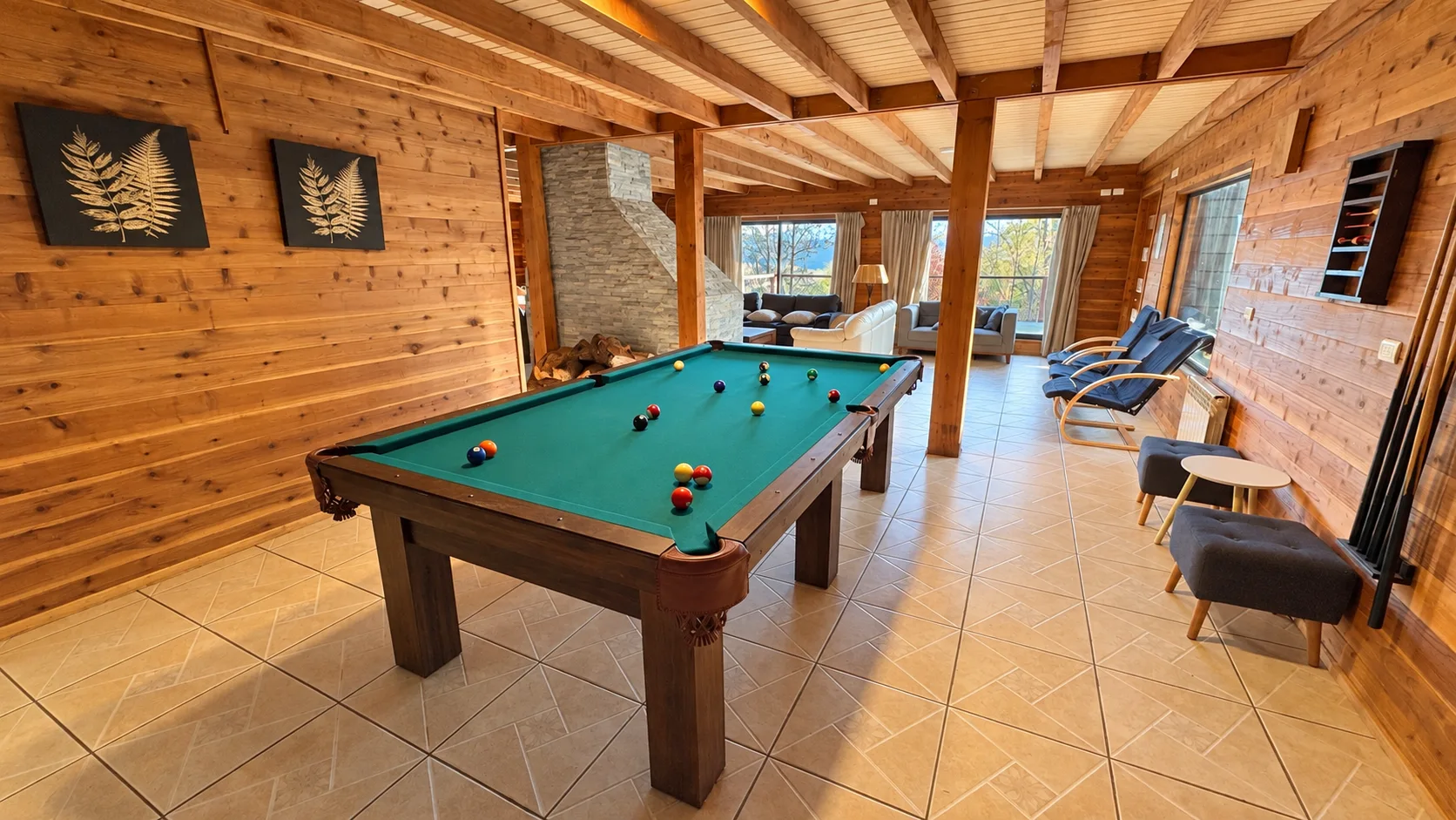 Mesa de pool en la sala de juegos de madera